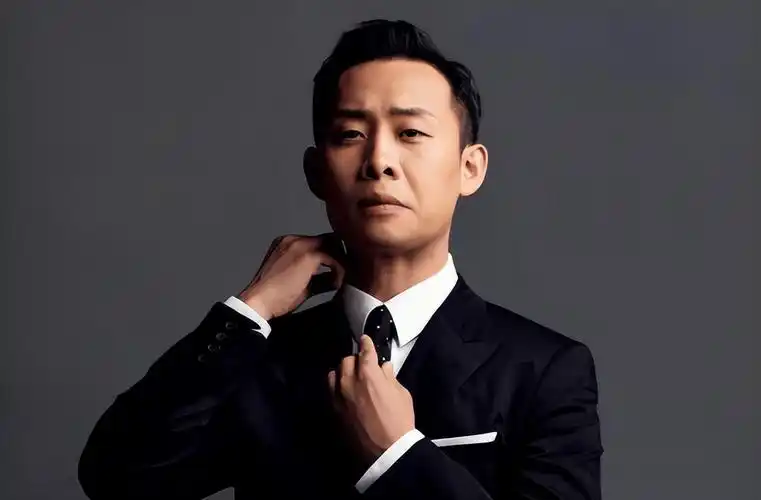 张译建军节晒军装照,感恩十年军旅生涯,此前百花奖感言饱受争议_照片