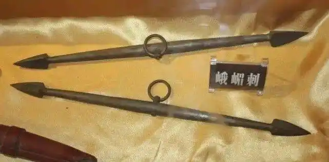 这就是峨眉派的武器之一,选它肯定是女孩子这没错,该武器非常优雅轻巧