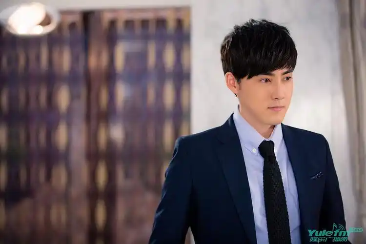 张檬,霍政谚,迪丽热巴等人气演员联袂主演的错位欲望众虐缺氧电视剧