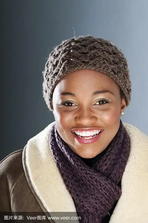 微笑的年轻南非女孩在冬天