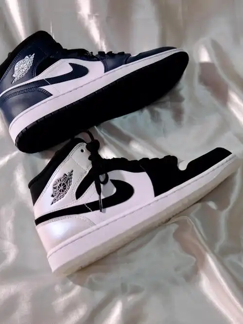 aj1黑曜石mid对比黑白熊猫mid