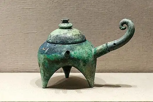 中国安徽博物院馆藏文物春秋蟠虺纹曲柄盉,六安县毛坦厂出土