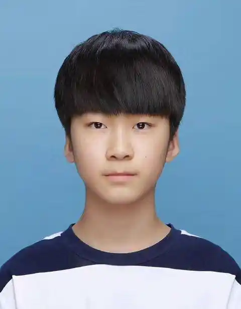 转眼13岁的天天已经长成帅气少年了,褪去小时候的稚气增添少年感,完美