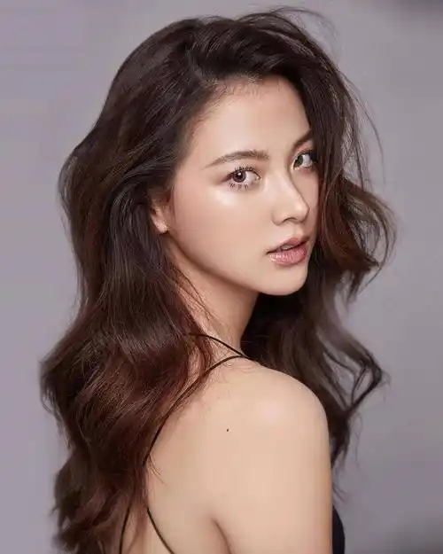 泰国女星小水与杨颖靓丽合影!她肤白貌美大长腿太惊艳