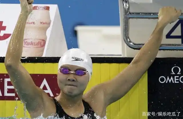 女运动员比赛来大姨妈,硬撑也要上,结束后被抱出去让人心疼