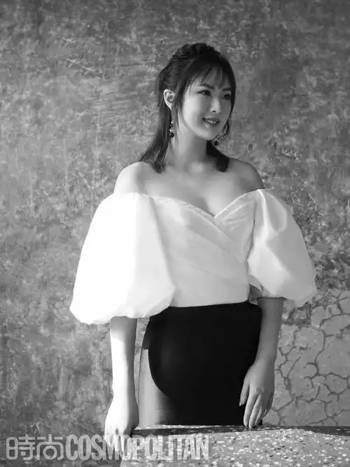 华为小公主女大十八变瘦出尖下巴更精致深v黑裙名媛范强大