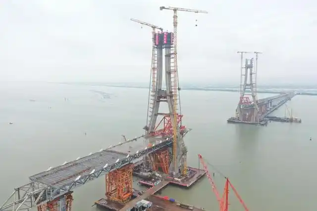 雄姿初现汕头牛田洋快速通道牛田洋特大桥南主塔顺利封顶