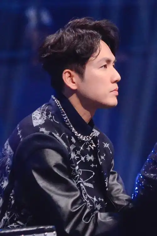 街舞图片,总决赛的这套衣服真的好好看,好像这次演唱会也穿过@钟汉良