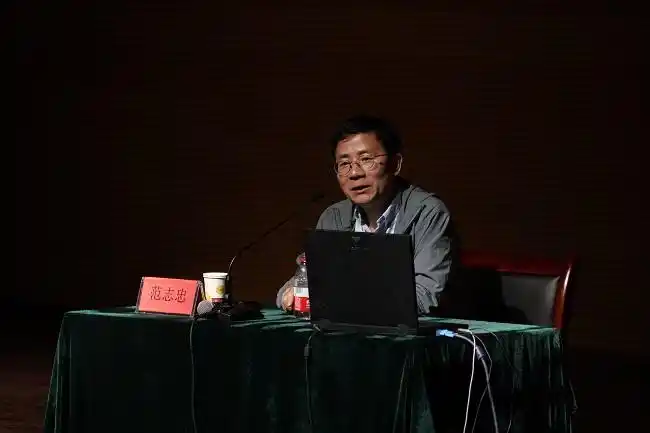 简短的欢迎仪式后,浙大传媒与国际文化学院副院长范志忠教授在音乐