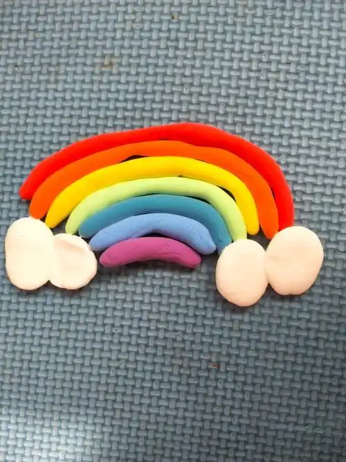 宝宝用彩泥做的彩虹
