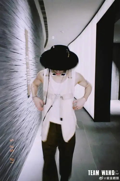 王嘉尔魔术帽大片,背心马甲墨绿色长裤马丁靴穿搭身材好绝……_高清