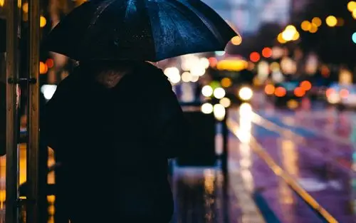 一个人孤独淋雨伤感背影,高清图片,壁纸-桌面城市