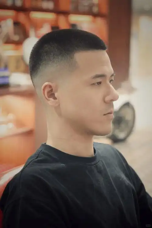 适合脸型:圆寸适合大多数脸型,但对于脸型较长或较圆的人可能需要谨慎