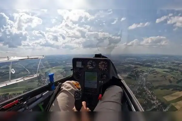 驾驶舱里什么样带你第一人称视角驾驶飞机领略绝美风景