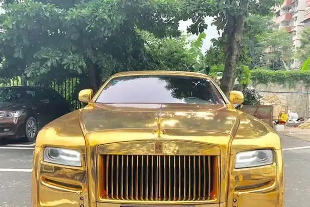 广东偶遇黄金版劳斯莱斯悬挂200万11111车牌车主仅26岁