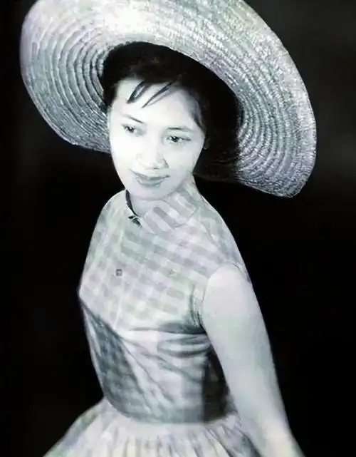 上海歌剧院里有位年轻的演员施鸿鄂,他掳走了朱逢博的一颗心.