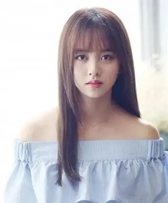 直发也可以松垮扎双马尾,垂顺在双肩的设计,偏分的刘海线,给人柔柔的