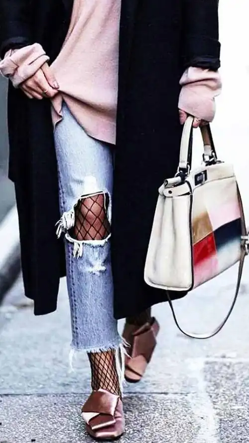 穿搭   渔网袜 牛仔裤很流行,但你可能不适合