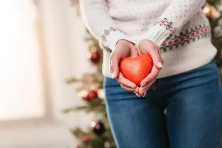 abcd美丽的学校女孩对复杂的数学符号的思考非洲裔美国女孩呈现一个键