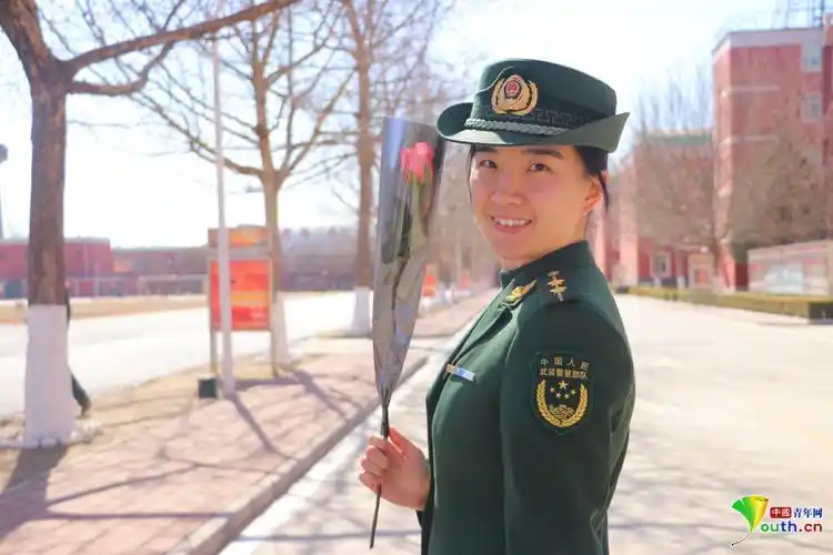 今天,这些女军官手捧鲜花"开小灶"