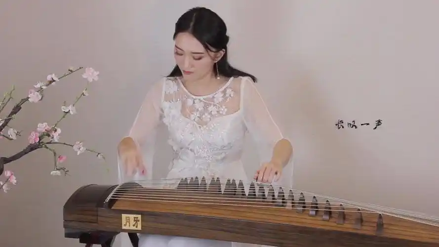 古筝弹奏《刀剑如梦》再现倚天屠龙记主题曲,尽显大侠风范