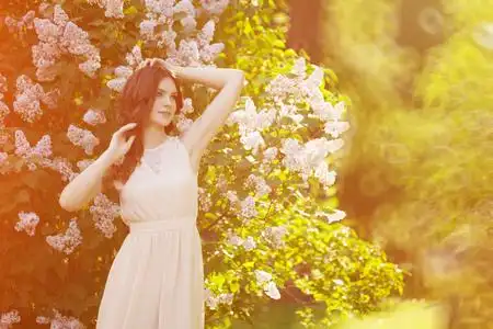 春季人年轻的春季时尚女人在春天的花园.春天.时尚照片