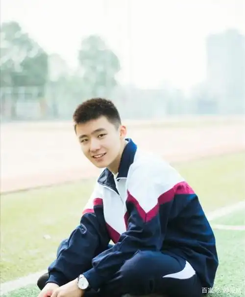 浓郁校园风格的帅气小奶狗,颜值爆棚的小哥哥,穿着校服都显时尚