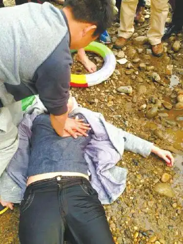 四川南充一女子投江被冬泳爱好者合力捞起