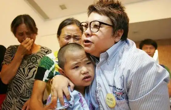 韩红"花式要娃"令人赞叹!53岁未婚未育,却有27岁儿子