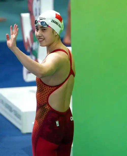 新科奥运冠军张雨霏和妈妈选手陆滢同场竞技全运会上新老蝶后完成交棒