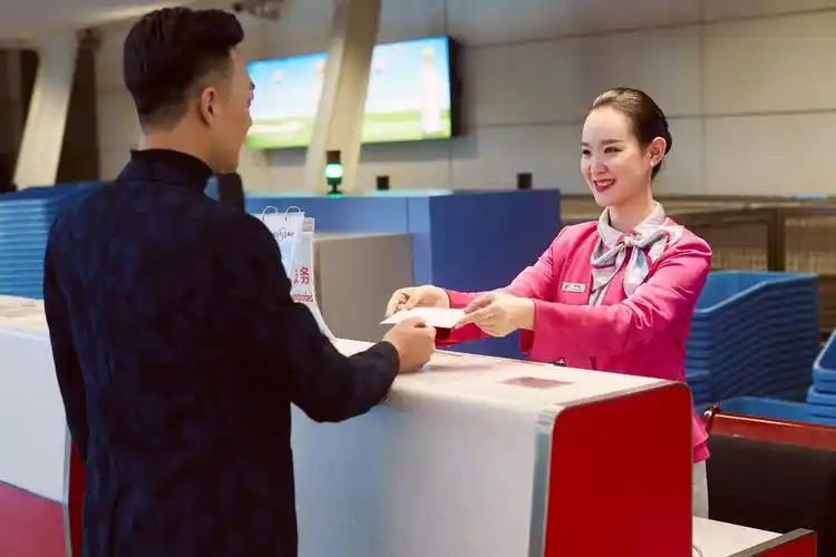 长龙航空小红帽行动服务晚到旅客