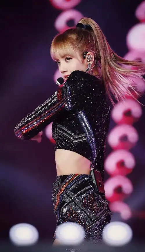 请发一些lisa好看的舞台造型给我01118更新记得看评论的图