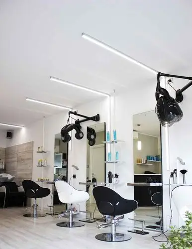 时尚白色简约美发店吊顶设计装修效果图