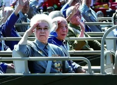 99岁的八路军老战士张玉华(中)随抗战老兵乘车方队通过天安门广场在