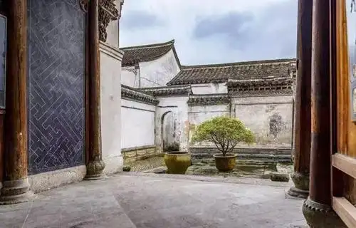 中国老宅为什么喜欢在院子里放水缸?