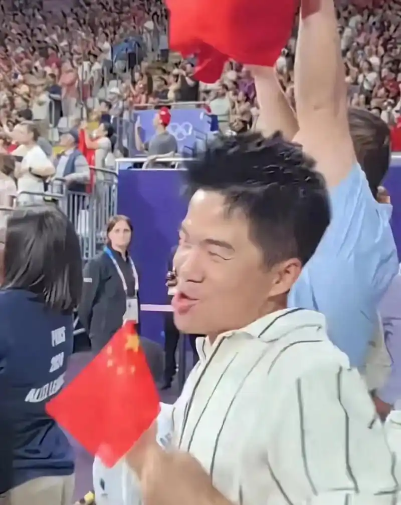 董宇辉巴黎观看中国女排比赛,激动的无以复加,表情都飞了,像孩子已