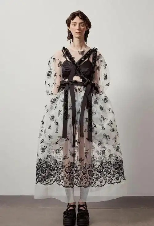 因为花苞裙款式多种多样,每一位美眉都可以在花苞裙中找到喜欢的款式.