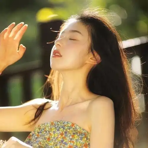 有没有姐妹有那种非常夏天凉快一点的头像女生穿吊带的