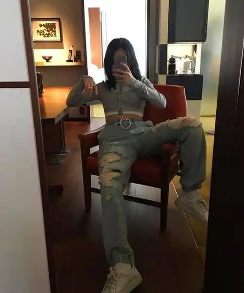 穿衣太大胆,小香风外套配短裤不惜露出"微笑线"_法图麦·李_风格_身材