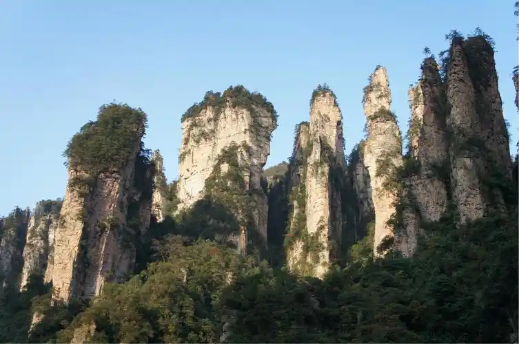再在汽车站换乘去景区的bus自驾车随着常张高速开通以来,到张家界自驾