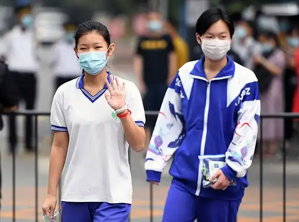 7月17日,考生进入北京市中关村中学考点. 新华社  图