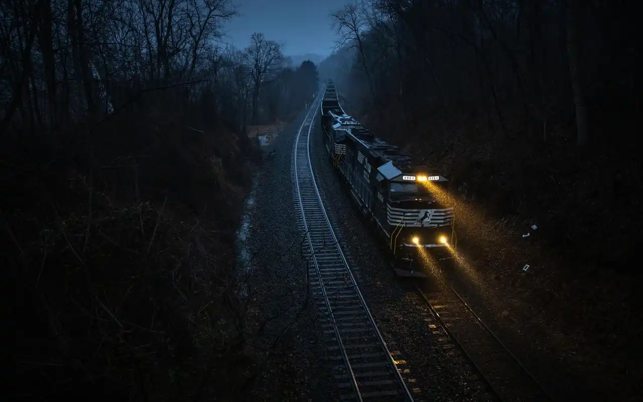 轨道上的火车风景图片桌面壁纸,风景壁纸,唯美,高清,火车,桥,日出