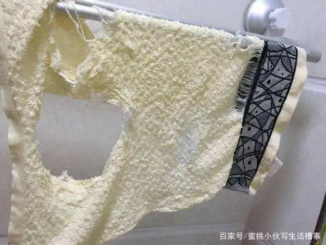 男人的脸上究竟是有多少坑洼,才能把毛巾搓成"筛子"