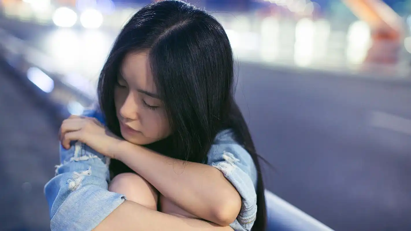 伤感女生双手抱膝,女孩,壁纸伤感女生双手抱膝