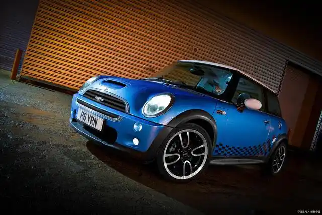 宝马mini:适合女生驾驶,定位小型车,值得购买吗?