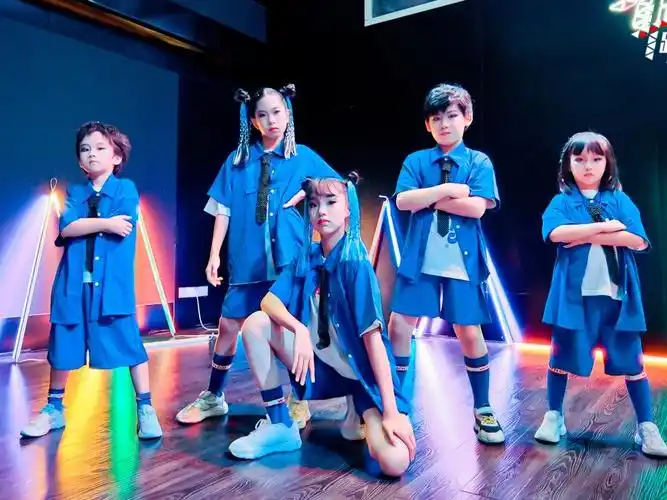 少儿街舞轻盈中透有力量舒适把握节奏