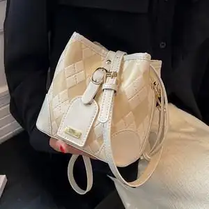 今年流行斜挎包女夏2022新款抽带高级感爆款菱格单肩斜挎包水桶包