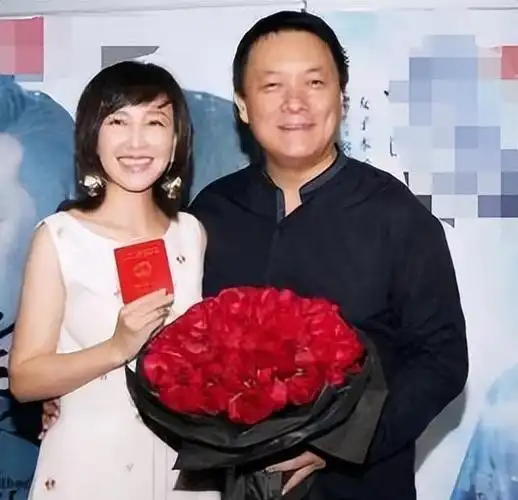 19岁与人私奔裸婚在6平米地下室生3胎今丈夫用7部剧将她捧红