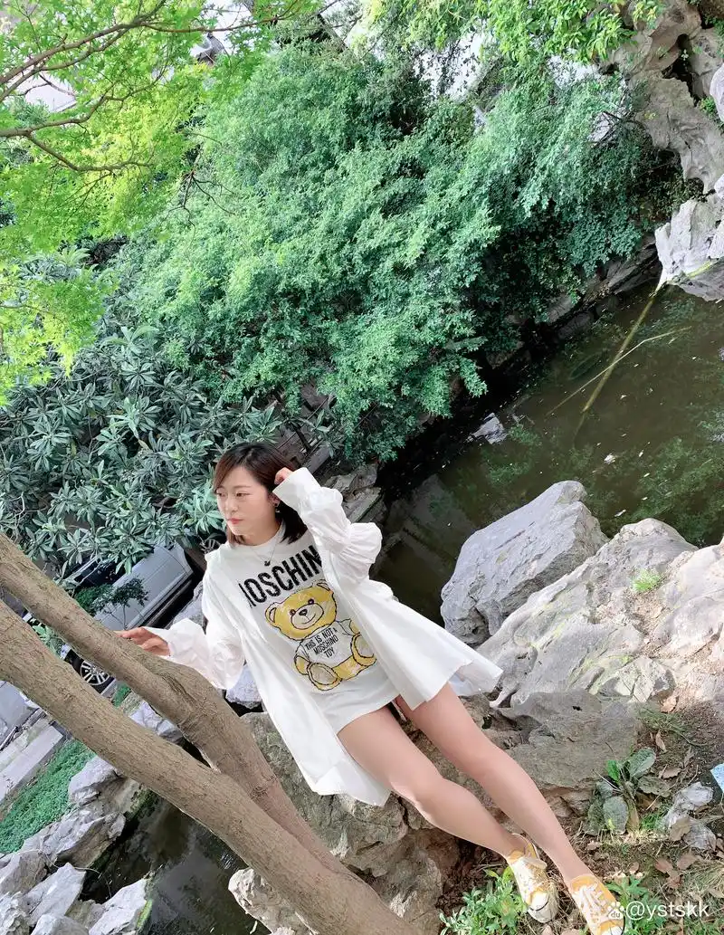 粉嫩小女生床上慵懒的日常真实朋友圈生活照素材c