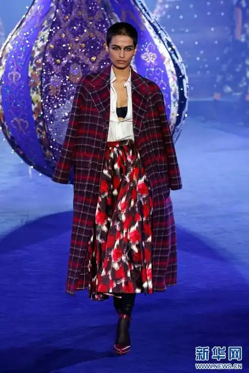 巴黎时装周迪奥发布秋冬新品成衣